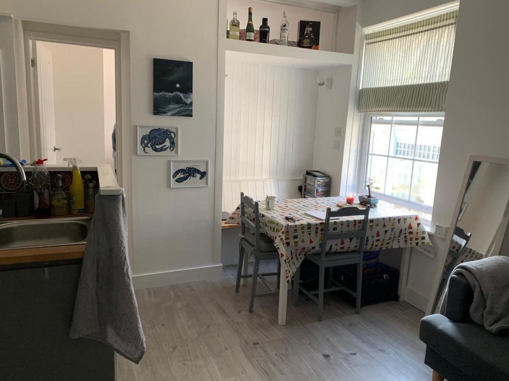 Lot: 94 - LEASEHOLD FLAT IN GOOD LOCATION - Dining area with table and seating